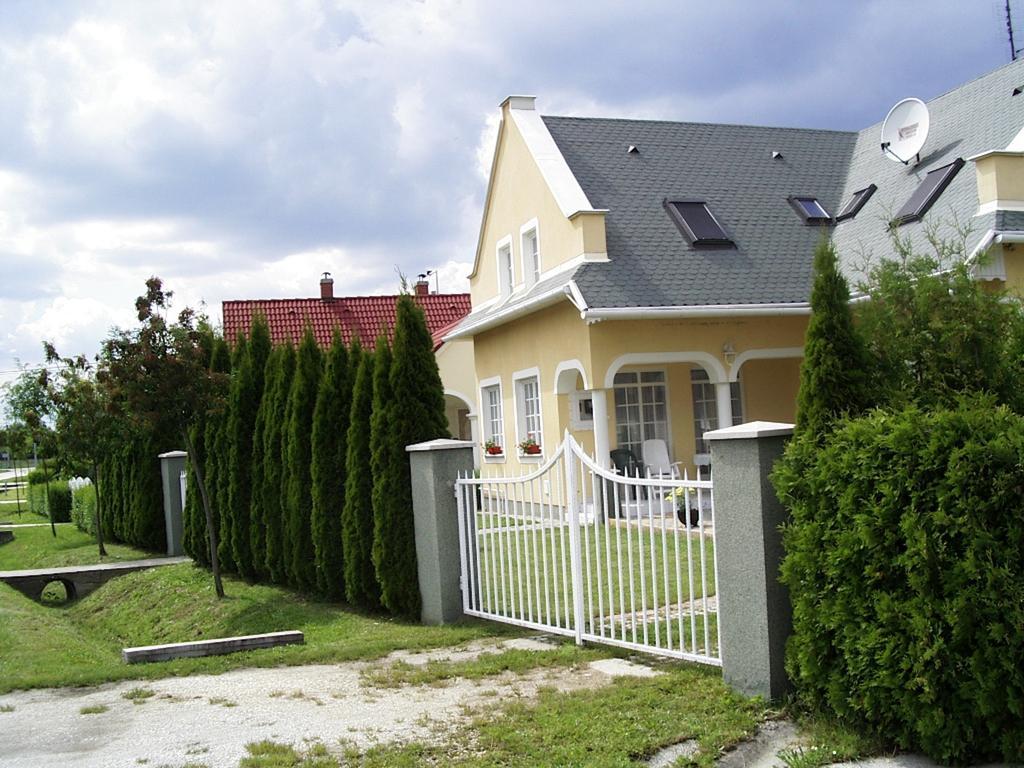 Pacsirta Apartman Lenti Exterior foto